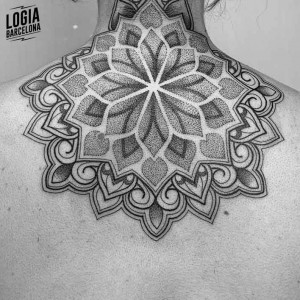Tatuajes de espalda - mandala geometrico - Logia Barcelona 